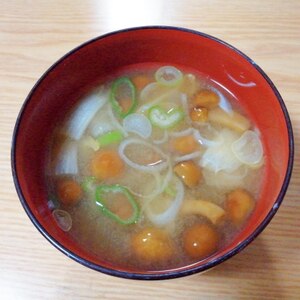 なめこと白菜と葱のお味噌汁